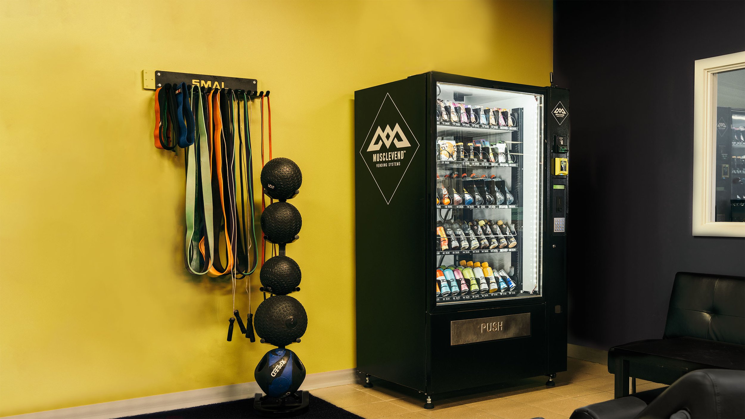 دستگاه فروش خودکار تنقلات و نوشیدنی سرد در باشگاه ها